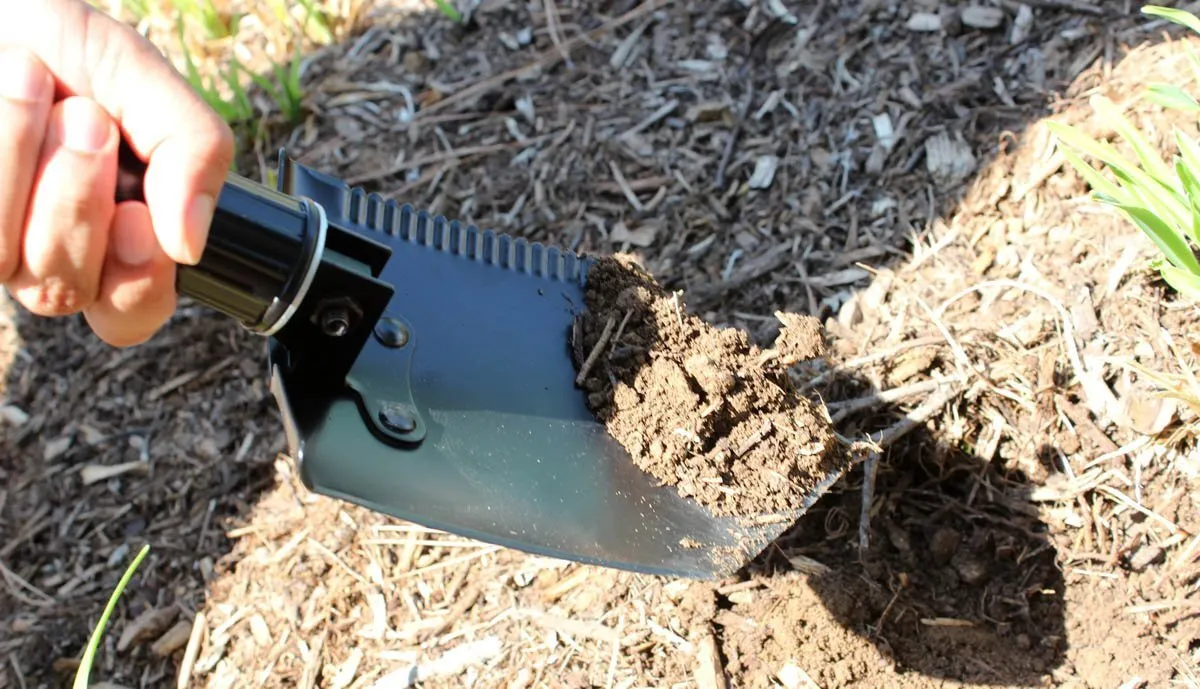 23" Black Tri-Fold Serrated Shovel w Carry Case
