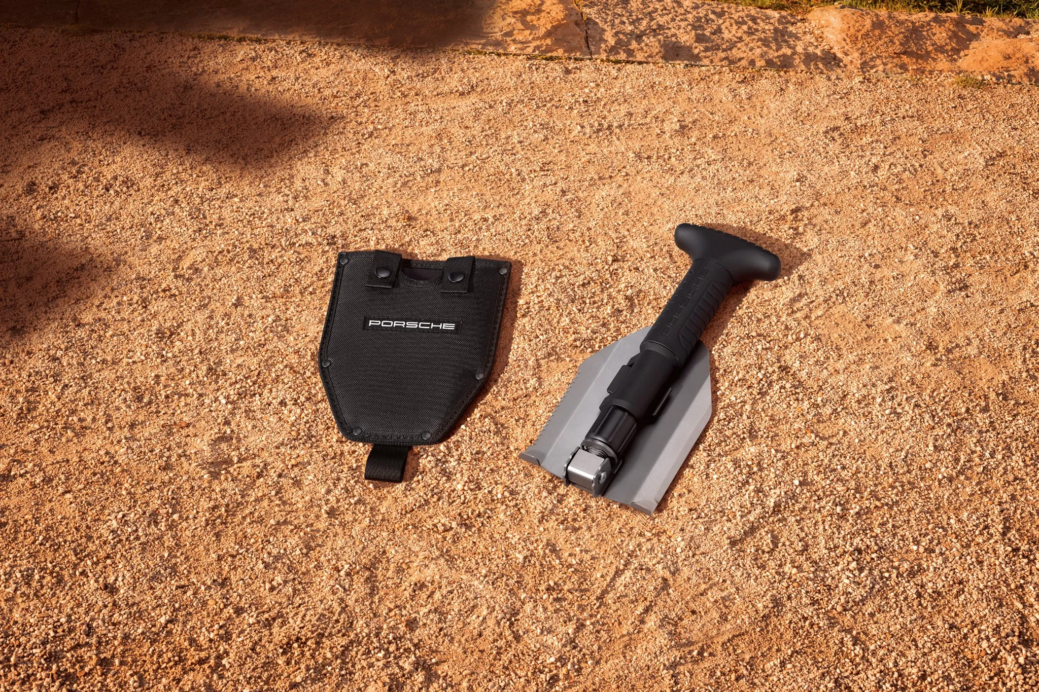 Folding shovel