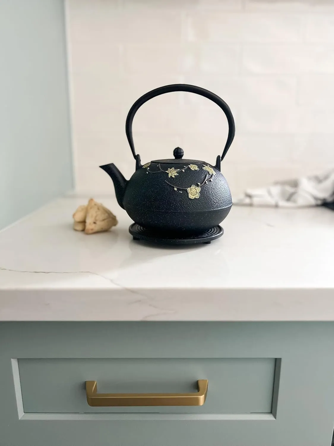 Frieling Ja by Hama Cast Iron Teapot & Cast Iron Trivet with Stainless Steel Infuser - 34 Ounce Black/Yellow - Japanese Tea Kettle