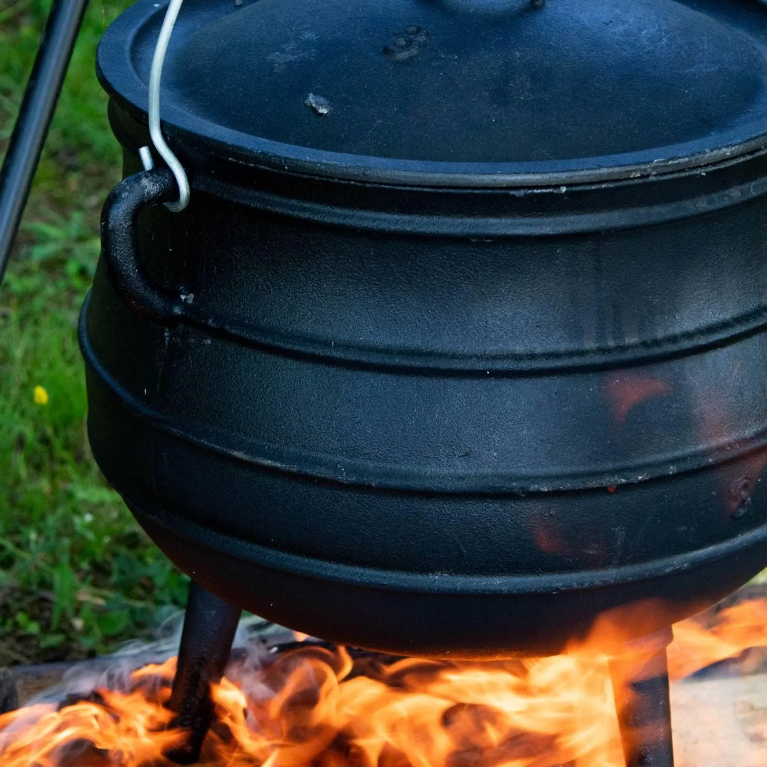 Lehman's Campfire Cooking Kettle Pot - Cast Iron Potje Dutch Oven with 3 Legs and Lid, 9.5 inch, 1.5 gallon