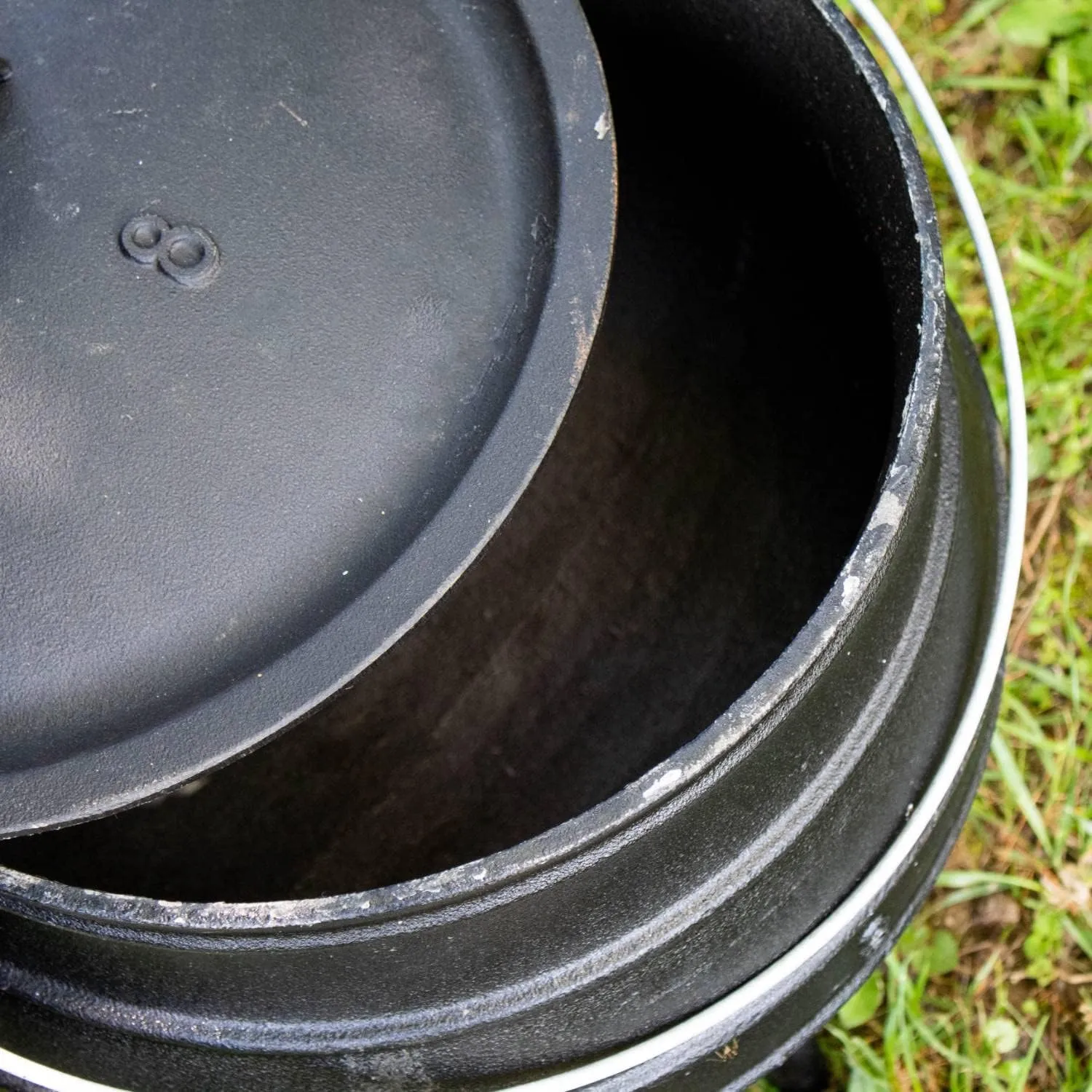 Lehman's Campfire Cooking Kettle Pot - Cast Iron Potje Dutch Oven with 3 Legs and Lid, 9.5 inch, 1.5 gallon