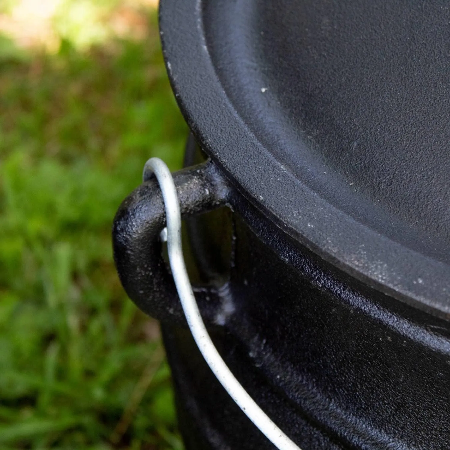 Lehman's Campfire Cooking Kettle Pot - Cast Iron Potje Dutch Oven with 3 Legs and Lid, 9.5 inch, 1.5 gallon